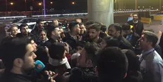 هرج و مرج در خروج ملی‌پوشان از فرودگاه/ بیرانوند به کتاب‌فروشی پناه آورد!