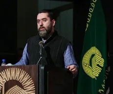 سینماگر مطرح، خادم حرم رضوی شد + عکس