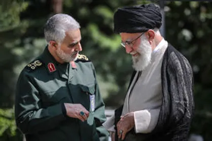 رهبر انقلاب بر پیکر شهید سپهبد سلیمانی و همرزمانش اقامه نماز می&zwnj;کنند