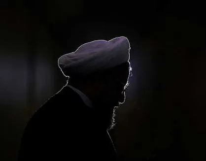آفتاب یزد: دولت روحانی در غنیمت&zwnj;طلبی باند&zwnj;های واعظی و جهانگیری گیر کرده بود (!)
