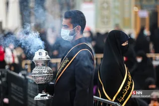 آیین تعویض پرچم گنبد حرم مطهر حضرت معصومه