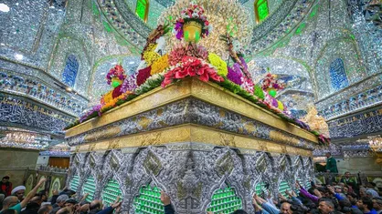 گل&zwnj;آرایی ضریح مطهر امام حسین (ع) همزمان با فرارسیدن میلاد حضرت زهرا (س)