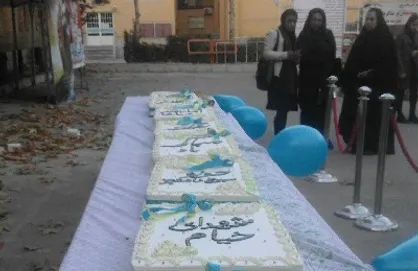 برگزاری جشن روز دانشجو در دانشگاه خیام مشهد با برش کیک 5 متری+ تصاویر