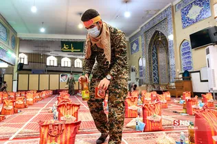 تهیه بسته مواد غذایی و جهیزیه در مسجد روحانی