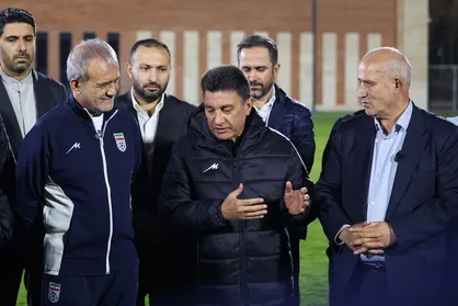 پزشکیان همراه با ملی&zwnj;پوشان فوتبال کشورمان پا به توپ شد