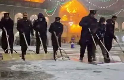 تصاویری از برف روبی حرم مطهر رضوی توسط خادمان