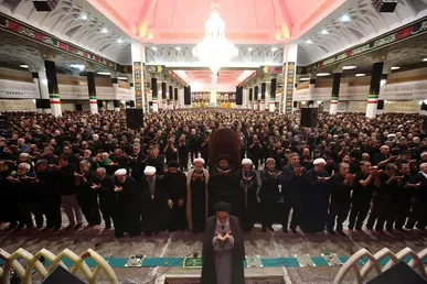 نماز عشق در اوج ماتم عاشورا در حرم بانوی کرامت اقامه شد+فیلم