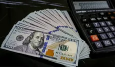 قیمت دلار امروز در دو مسیر؛ بازار تهران صعودی شد، دلار جهانی زیر فشار خزانه‌داری آمریکا