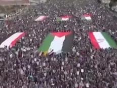 اهتزار پرچم ایران در اجتماع بزرگ یمنی‌های در حمایت از جمهوری اسلامی ایران