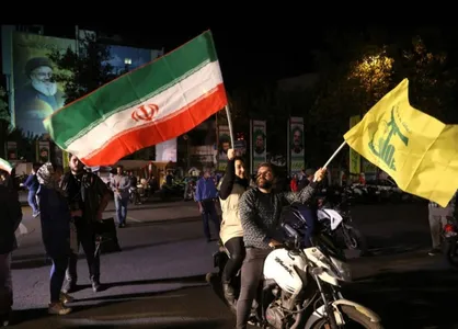 &laquo;پای پرچم ایستاده&zwnj;ایم&raquo;؛ فریاد وحدت ملی در راهپیمایی موتوری دانشجویی