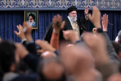 رهبر انقلاب: امکان رشد اقتصادی ۸ درصد وجود دارد/ توجه به منافع آمریکا، تهدیدی برای مردم&zwnj;سالاری است + فیلم