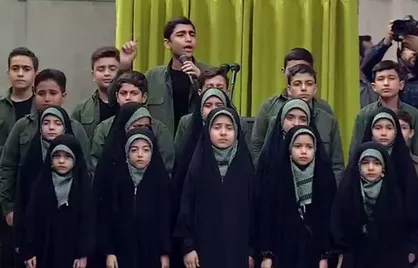 لحظاتی از سرودخوانی دانش&zwnj;آموزان در دیدار با رهبر انقلاب
