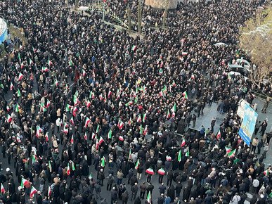 سیل جمعیت در خیابان های تهران راهی وداع با قائد امت + فیلم