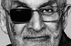 چشمِ راست «سلمان رشدی»، کور شد + عکس