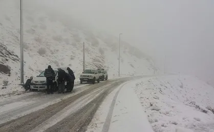 بارش برف و باران در آذربایجان غربی؛ جاده&zwnj;ها لغزنده&zwnj;اند