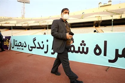 نظارت آجورلو بر نصب تبلیغات محیطی در ورزشگاه آزادی + عکس