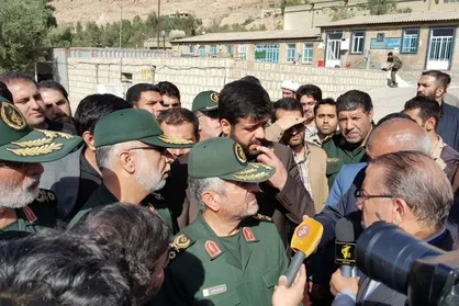خانواده شهدای مدافع حرم ۲۷ واحد مسکونی به زلزله&zwnj;زدگان کرمانشاه تحویل دادند+تصاویر