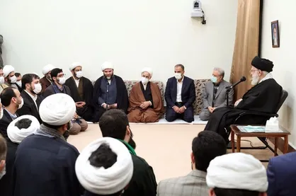 رهبر انقلاب: زبان ارتباط گرفتن با یک جوان با یک غافل یا معاند فرق می&zwnj;کند / اقتصاد مردم بهتر شود شادابی آنها تا حدودی تأمین می&zwnj;شود