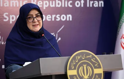 واکنش مهاجرانی به گرمای هوا حین سخنرانی؛ &laquo;من گرمم شده، اینجا نمی&zwnj;توانم صحبت کنم&raquo;