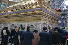 زائران بدون هیچ مانعی در حال زیارت مضجع شریف حضرت معصومه (س) هستند