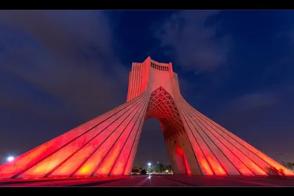هدیه فرهنگی برج آزادی به مناسبت هفته نیروی انتظامی