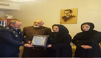 فرمانده نیروی هوایی ارتش با خانوداده&zwnj;های شهید فکوری و ستاری دیدار کرد