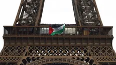 بازداشت ۶ فعال حامی فلسطین پس از برافراشتن پرچم فلسطین بر فراز برج ایفل  + فیلم