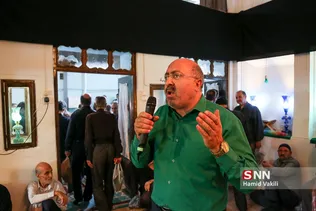 مرثیه سرایی خادمان در بین خروج و ورود عزاداران در بین منبرها
