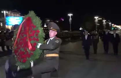 ادای احترام پزشکیان در بنای یادبود کشته&zwnj;شدگان جنگ میهنی بلاروس در میدان پیروزی مینسک