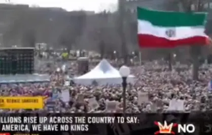 پرچم ایران در سخنرانی برنی سندرز در تجمع گسترده مخالفین ترامپ