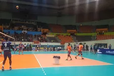 سقف سوراخ آزادی باعث تأخیر در فینال والیبال شد!