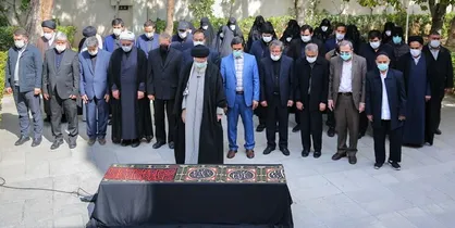 رهبر انقلاب بر پیکر همسر شهید آیت&zwnj;الله مطهری اقامه نماز کردند