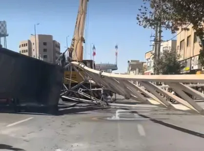 بی&zwnj;احتیاطی راننده کامیون در بلوار دانش آموز حادثه آفرید