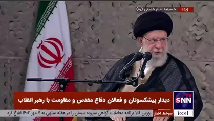 رهبر انقلاب انگشتر خود را به فرزند شهید هدیه کرد