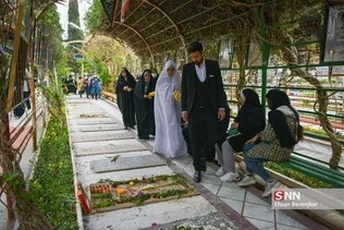 یک زوج شیرازی همزمان با فرارسیدن 22 اسفندماه، سالروز گرامیداشت مقام شهدا، آغاز زندگی مشترک خود را در جوار مزار شهدای گمنام گلزار شهدای این شهر جشن گرفتند.