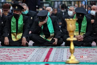 آیین تعویض پرچم گنبد حرم مطهر حضرت معصومه