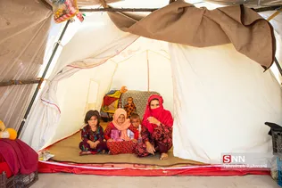 سی سخت، دوماه بعد از زلزله- تعدادی از ساکنین مناطق زلزله زده به خصوص مهاجران افغانستانی،  هنوز هم درون چادر زندگی می کنند.