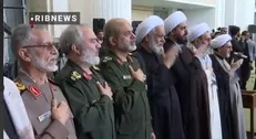 مسئولان در صف اول نماز جمعه تاریخی همصدا با رهبر و مقتدایشان