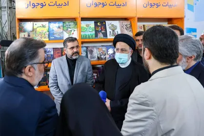 بازدید رئیس جمهور از نمایشگاه کتاب / حضور رئیسی در انتشارات مدرسه