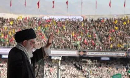 مرعوب دشمن نشوید؛ آیه&zwnj;ای که رهبر انقلاب در ورزشگاه آزادی خواندند