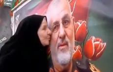 بوسه مادر سردار شهید پاکپور بر تصویر فرزند شهیدش