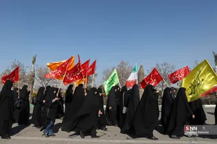 راه پیمایی دانشجویان دختر از حرم مطهر امام خمینی (ره) تا مزار شهید آوینی
