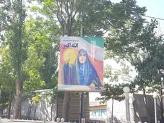 اکران تصویر گوینده شبکه خبر در سطح پایتخت به عنوان نماد ایستادگی رسانه‌ای