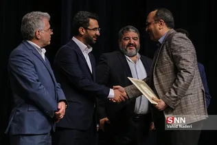 اهدای لوح تقدیر به برگزیدگان همایش 