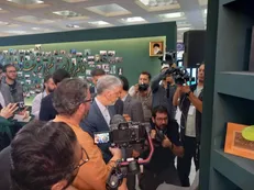 بازدید وزیر فرهنگ و ارشاد اسلامی از غرفه شهید رئیسی در نمایشگاه کتاب