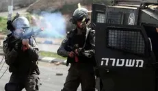 زخمی شدن یک جوان فلسطینی به ضرب گلوله نظامیان صهیونیست در الخليل