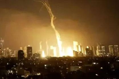 فلسطینی&zwnj;ها با بقایای موشک ایرانی جشن گرفتند