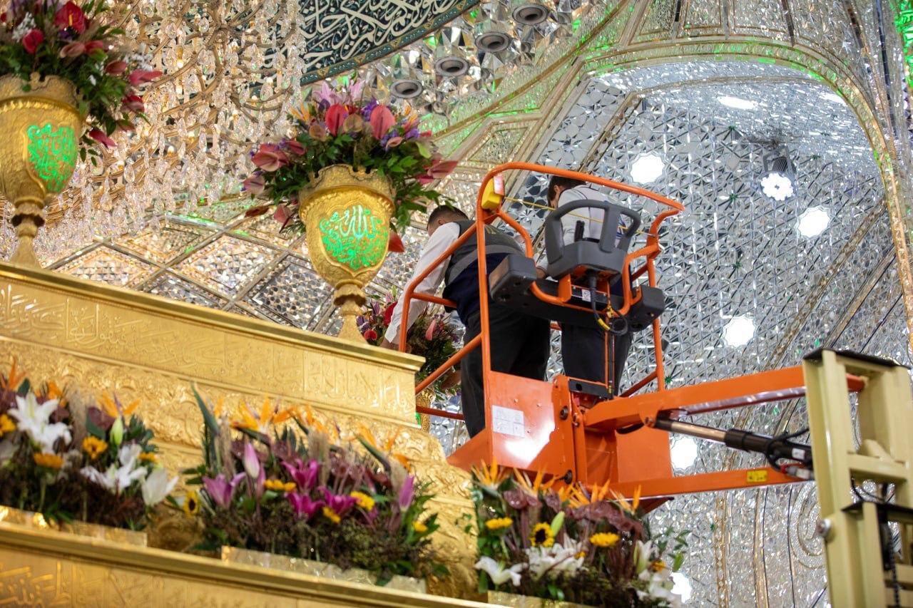 ضریح مطهر حضرت اباعبدالله الحسین (ع) به مناسبت میلاد حضرت فاطمه (س) گل‌آرایی شد.
