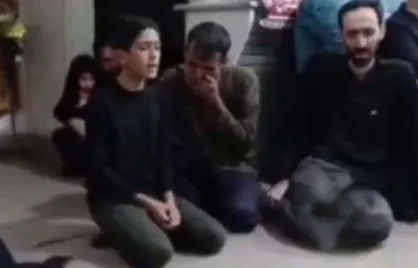 نوحه خوانی محمد حسین فرزند چهارده ساله پاسدار شهید میثم فتح قریب بیدگلی در جمع عزاداران پدر شهیدش
