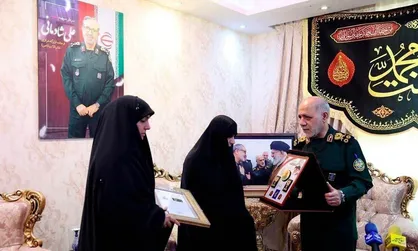 اعطای درجه سپهبدی از سوی رهبر انقلاب به شهید شادمانی + عکس